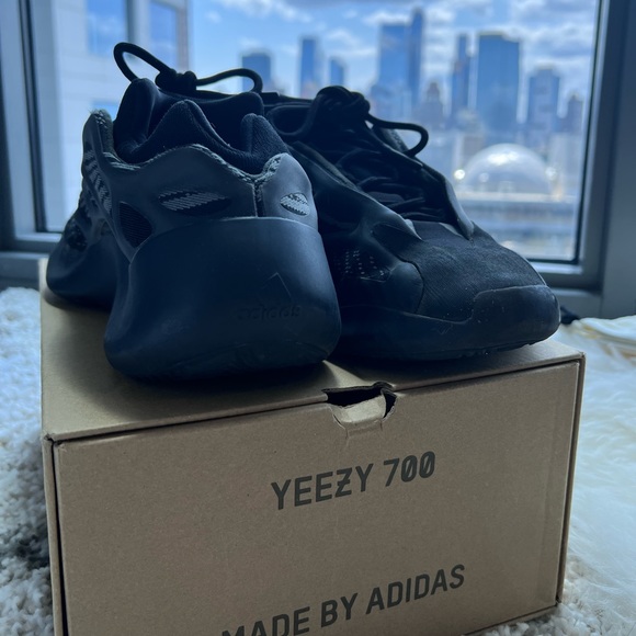 50% OFF - adidas Yeezy 700 V3 Dark Glow (unisex) - Picture 2 of 5